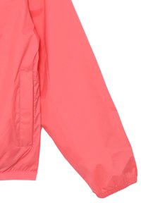 Giacca antivento leggera e corallo con maniche lunghe, polsini elastici e tasca laterale; texture liscia e design minimalista.