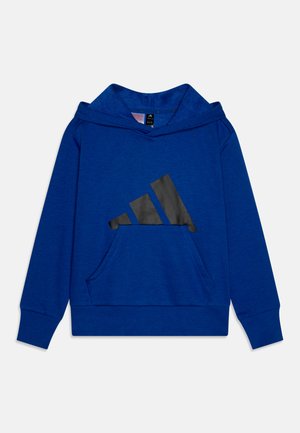 Sudadera azul de tejido suave, con un bolsillo canguro y un logo negro de tres rayas en la parte frontal. Capucha ajustable, puños acanalados.
