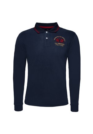 Polo de manga larga en color azul marino con cuello acentuado en rojo, logo bordado en rojo y amarillo en el pecho, material de algodón suave, corte clásico.