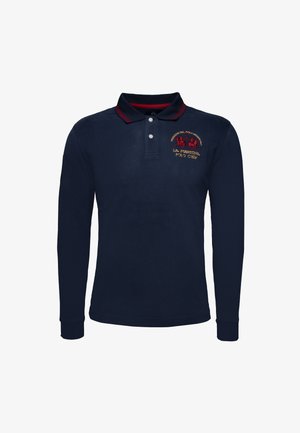 Polo a maniche lunghe blu con colletto accentato in rosso, logo ricamato in rosso e giallo sul petto, materiale in cotone morbido, vestibilità classica.
