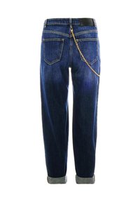 Jeans in denim blu scuro con vestibilità rilassata, dotati di orli arrotolati, due tasche posteriori e un accento in catena color oro sul lato.