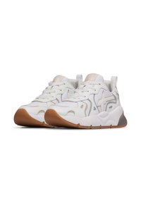 Weiße sportliche Sneaker mit einer strukturierten Oberseite, ausgestattet mit grauen Akzenten, einer stabilen Gummisohle und komplizierten Ausschnittmustern.