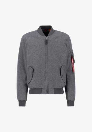 Grijze bomberjack gemaakt van een wolmix stof. Voorzien van ribgebreide manchetten en zoom, een ritssluiting aan de voorkant en een mouwzak met een rood labeldetail.