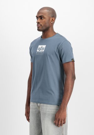 Blaues Baumwoll-T-Shirt mit kurzen Ärmeln und Rundhalsausschnitt, vorne mit einem weißen Logo-Print. Lässige Passform mit glatter Textur.