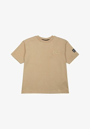 Bežinis trumpas rankovės marškinėliai, pagaminti iš medvilnės, su apvalia iškirpte. Priekyje yra siuvinėtas "re:" ir juodas logotipo pleistras ant rankovės.