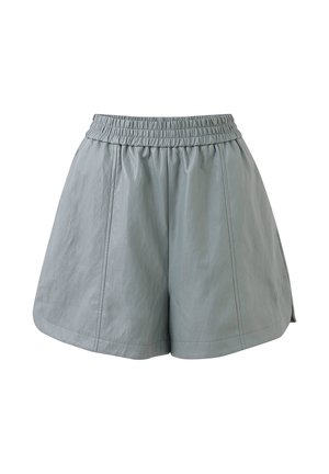 Shorts en cuir synthétique gris clair avec ceinture élastique et fentes latérales discrètes, panneaux cousus pour la forme et la texture.