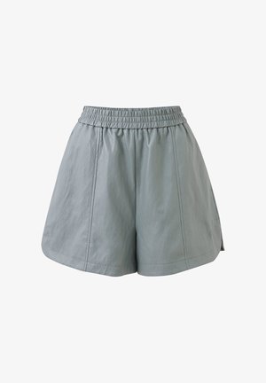 Lichtgrijze nepleren shorts met elastische tailleband en subtiele zijslits, gestikte panelen voor vorm en textuur.