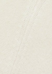 Cremfarbener gestrickter Pulloverstoff mit einem strukturierten Muster, diagonaler Rippung und einer weichen, flauschigen Oberfläche.