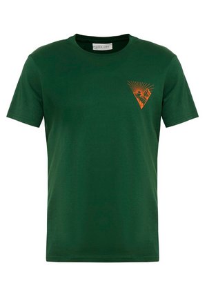 Grünes Baumwoll-T-Shirt mit kurzen Ärmeln und Rundhalsausschnitt, mit einem orangefarbenen, dreieckigen grafischen Design auf der linken Brust.