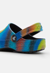 Crocs CLASSIC SPRAY DYE UNISEX - Pantolette flach - black/multi-coloured