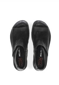 Czarne skórzane buty slip-on z otwartym noskiem, charakteryzujące się gładką fakturą i przeszytymi brzegami. Podeszwa ma lekki zakrzywienie dla komfortu.