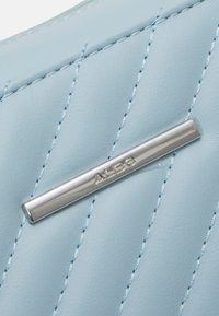 Portafoglio in faux leather trapuntato di colore azzurro chiaro con placca logo ALDO in argento e cuciture azzurro chiaro a contrasto. Forma rettangolare compatta.