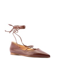 Ballerine in pelle marrone con punta appuntita, lati aperti e sottili lacci che avvolgono la caviglia. Texture liscia e dettagli minimi.