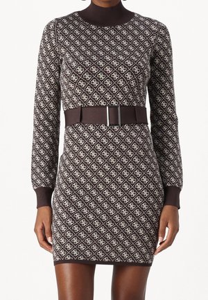 Dopasowana sukienka dzianinowa z długim rękawem w brązowo-biały wzór geometryczny, z wysokim kołnierzem i szerokim brązowym paskiem z prostokątną klamrą.