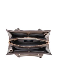 Grå läderhandväska med en strukturerad design, med guldfärgade detaljer och två fickor med dragkedja inuti. Slät textur, inga synliga mönster.