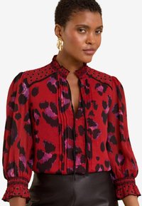 Love & Roses V NECK SHIRRED CUFF REGULAR FIT - Blúz - red animal