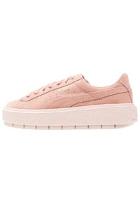 Rosa Wildleder-Plateau-Sneaker mit runder Zehenpartie, strukturiertem Gummisohle und passendem Garn. Mit goldfarbener Markenprägung an der Seite.