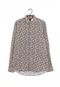 Camisa de manga larga con una base oscura, que presenta un patrón floral multicolor. Está hecha de una tela ligera, con un cuello clásico y un dobladillo curvado.