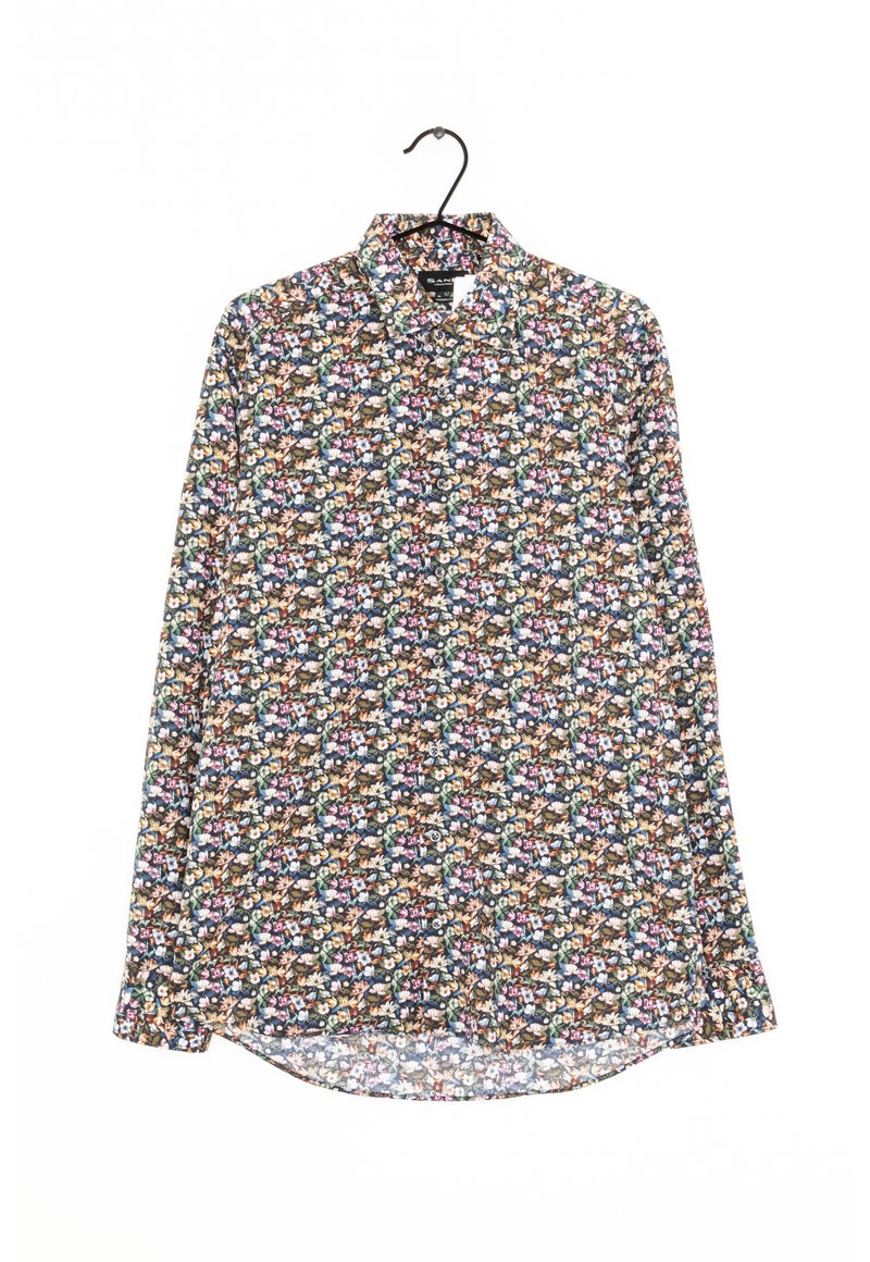 Camisa de manga larga con una base oscura, que presenta un patrón floral multicolor. Está hecha de una tela ligera, con un cuello clásico y un dobladillo curvado.