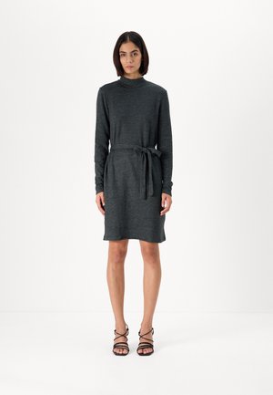Robe gris charbon en tissu doux et texturé, avec des manches longues, un col montant et une ceinture à nouer à la taille pour un ajustement réglable.
