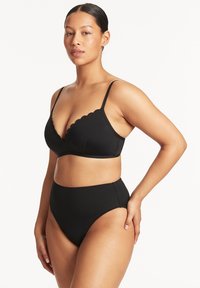 Czarny kostium bikini z falbaniastym biustonoszem z regulowanymi ramiączkami oraz wysokim stanem spodni, wykonany z gładkiego materiału o minimalistycznym designie.