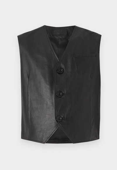 Crni kožni prsluk s V-izrezom, s tri gumba sprijeda i džepom na prsima. Glatka tekstura i bez rukava.