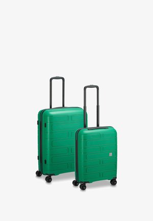 Groene hard-shell bagageset met een ribbelontwerp, twee maten met dubbele wielen en uitschuifbare handvatten voor gemakkelijke maneuvering.