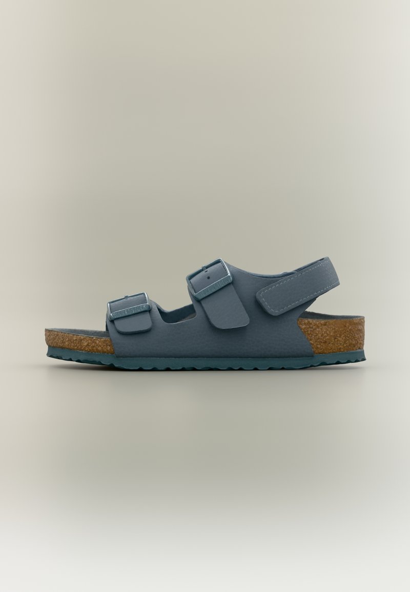Μπλε σανδάλι ανοιχτής μύτης με δύο ρυθμιζόμενες αγκράφες και πάτο από φελλό, απεικονίζεται σε πλάγια όψη σε ουδέτερο φόντο.