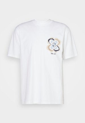 Hvid bomulds t-shirt med et farverigt blomstermotiv på venstre side og teksten "NN. 07" i sort. Korte ærmer og rund halsudskæring.
