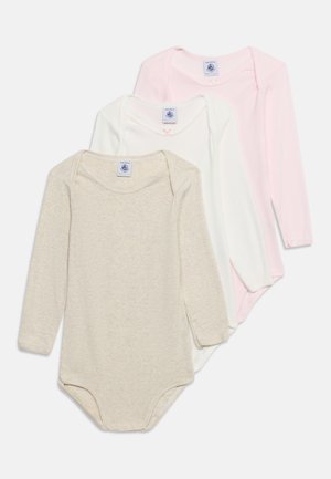 Tre langærmede babybodystockinger stablet, i beige, hvid og lyserød, med kuvertudskæringer og små stofsløjfer ved kraverne.
