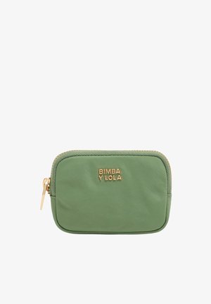 Pequeño estuche rectangular verde con cremallera dorada y logo dorado "BIMBA Y LOLA" centrado en el frente.