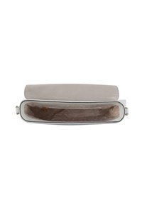 Lys grå clutchtaske med glat overflade, magnetisk lukning og beige indvendig med et subtilt logomønster. Minimalistisk design uden hardwaredetaljer.