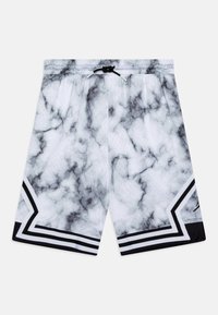 Pantalones cortos deportivos de patrón mármol en blanco y gris con una cinturilla negra, que presentan rayas de acento en blanco y negro y un cordón.