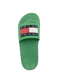 Sandale verte à glissière avec une large sangle ornée d'un logo noir, accentuée par des rectangles rouges et blancs. Matériau lisse avec une finition mate.