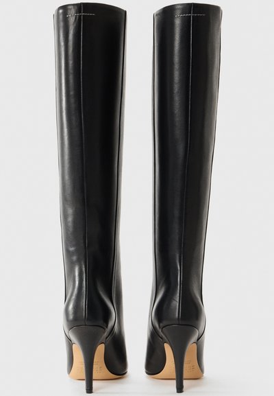 Knähöga svarta läderstövlar med en slät textur, spetsig tå och stiletto-klack; har eleganta vertikala sömmar och minimala detaljer.