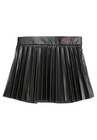 Sort plisseret nederdel lavet af kunstlæder med en blank overflade. Har en talje med pink "Guess" logo broderet foran.
