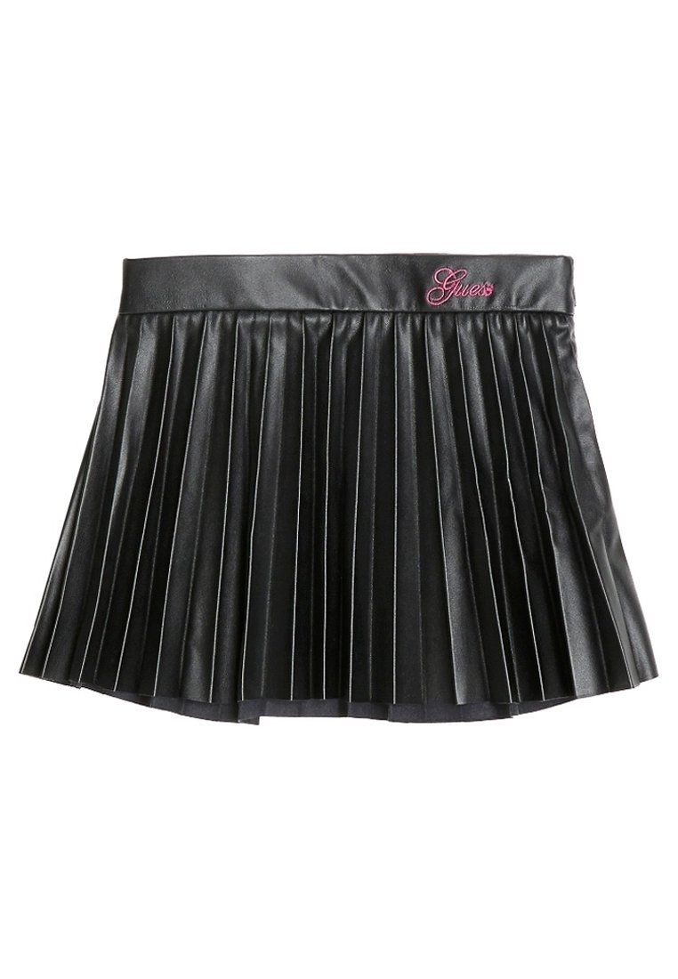Sort plisseret nederdel lavet af kunstlæder med en blank overflade. Har en talje med pink "Guess" logo broderet foran.