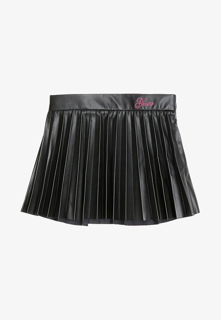 Sort plisseret nederdel lavet af kunstlæder med en blank overflade. Har en talje med pink "Guess" logo broderet foran.