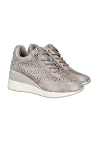 Zapatillas de ante beige con diseño floral perforado, parte delantera con cordones, cuello acolchado y tacón cuña. Presenta una suela de goma blanca.