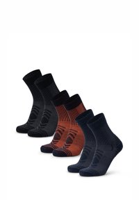 Cuatro pares de calcetines cortos en negro, azul marino oscuro y naranja. Las características incluyen puños acanalados, texturas con patrones y talones reforzados.