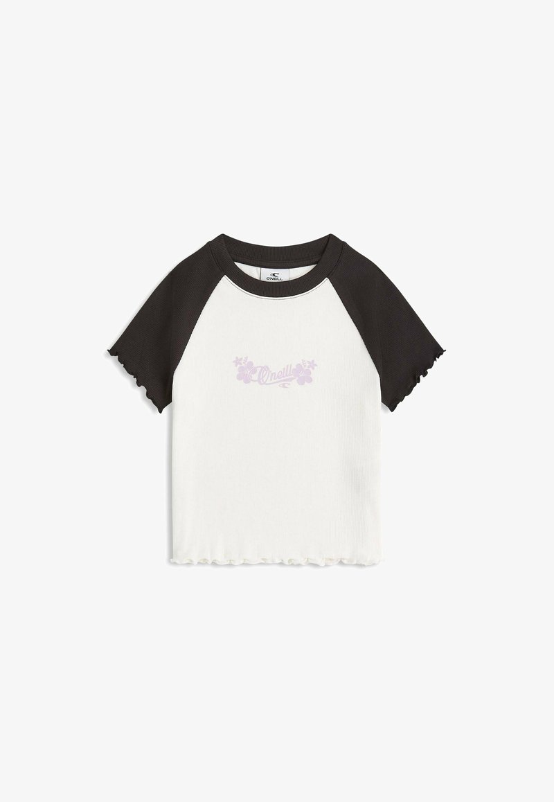 T-shirt blanc à manches courtes avec manches raglan noires, texture côtelée, ourlet festonné et un motif floral violet sur le devant.