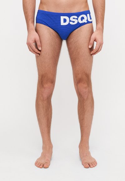Blaue Badebriefchen mit strukturiertem Muster und großem weißen "DSQUARED2"-Logo am Bund. Weiches Material und enge Passform.