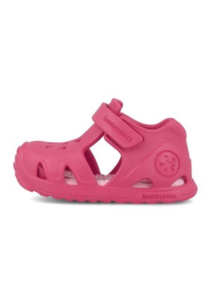 Sandalini per bambini in rosa, realizzati in materiale flessibile, con design perforato per ventilazione, cinturino regolabile e suola testurizzata per aderenza.