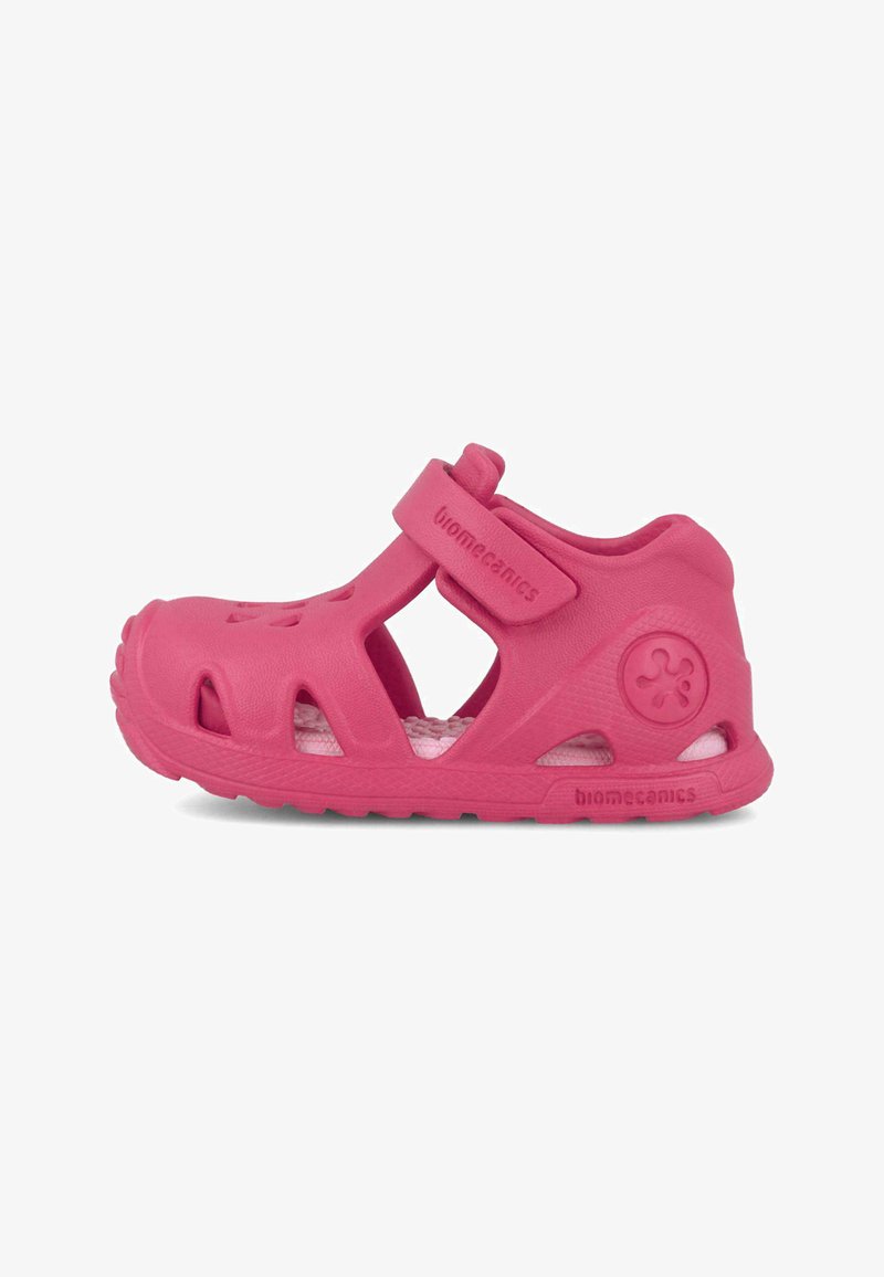 Sandalini per bambini in rosa, realizzati in materiale flessibile, con design perforato per ventilazione, cinturino regolabile e suola testurizzata per aderenza.