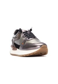 Zapatilla deportiva metálica gris con acentos negros, paneles texturizados y cordones redondos. Cuenta con una entresuela blanca y una suela de goma marrón claro.