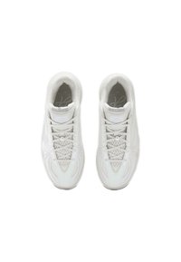 Ζευγάρι λευκά αθλητικά παπούτσια με υφή από πλεγμένο δίχτυ, στρογγυλεμένες μύτες και κορδόνια, σε θέα από ψηλά πάνω σε λευκό φόντο.