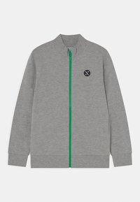 Grijze op-rits jack met een hoge kraag, groene ritssluiting en een ronde zwarte logo op de linkerborst. Gemaakt van zachte, textiele stof.