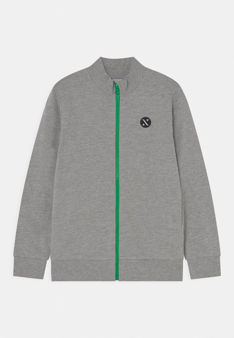 Grijze op-rits jack met een hoge kraag, groene ritssluiting en een ronde zwarte logo op de linkerborst. Gemaakt van zachte, textiele stof.