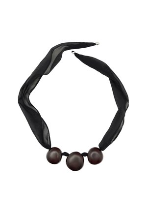 Schwarze durchsichtige Stoffhalskette mit drei dunklen, glänzenden, sphärischen Perlen, kunstvoll mit einem zentralen Knoten gebunden für zusätzliche Textur.