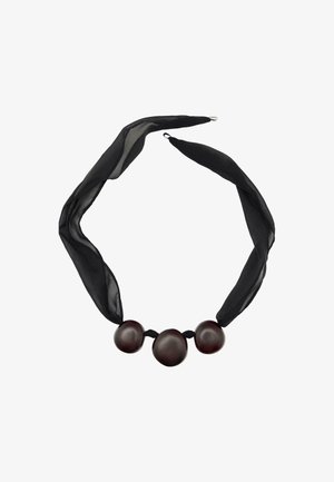 Zwarte transparante stoffen ketting met drie donkere, glanzende, bolvormige kralen, vakkundig geknoopt met een centrale knoop voor extra textuur.